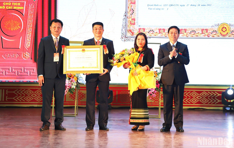 Thừa ủy quyền của Chủ tịch nước, đồng chí Nguyễn Đình Trung, Ủy viên Trung ương Đảng, Bí thư Tỉnh ủy Đắk Lắk đã trao tặng Huân chương Lao động hạng Ba cho lãnh đạo thành phố Buôn Ma Thuột về những thành tích xuất sắc trong phong trào thi đua “Cả nước chung sức xây dựng nông thôn mới” giai đoạn 2016-2020.