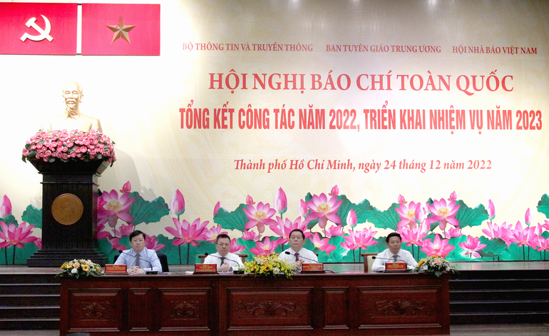 Ban chủ trì Hội nghị tổng kết công tác báo chí toàn quốc năm 2022. (Ảnh: THẾ ANH)