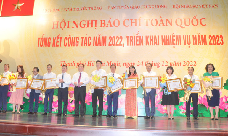 Ban Tuyên giáo tặng bằng khen các đơn vị có thành tích trong năm 2022. (Ảnh: THẾ ANH)