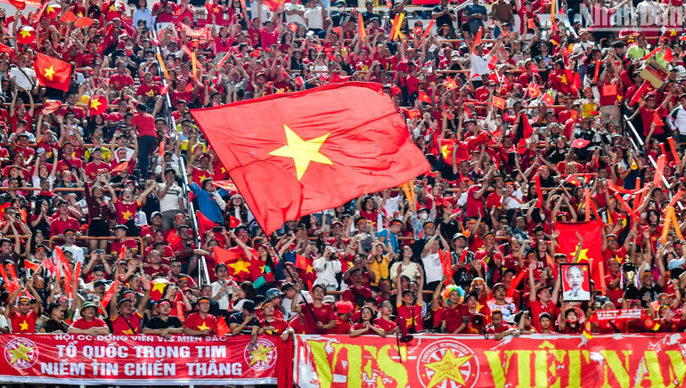 30 phút trước giờ bóng lăn, khu vực khán đài dành cho các cổ động viên Việt Nam đã được nhuộm đỏ.