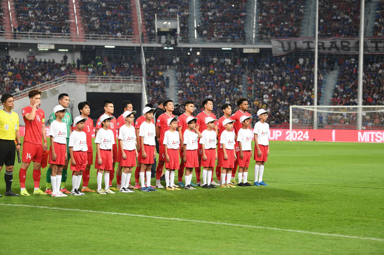 Đội tuyển Việt Nam hát Quốc ca.