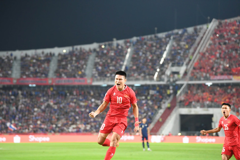 Tuấn Hải ghi bàn đầu tiên ngay phút thứ 8 của trận đấu. (Ảnh: XUÂN TRƯỜNG)