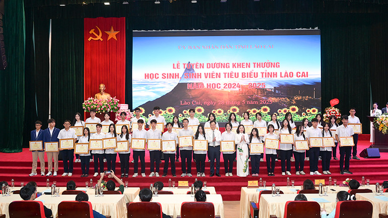 Khen thưởng học sinh, sinh viên tiêu biểu năm học 2024-2025.