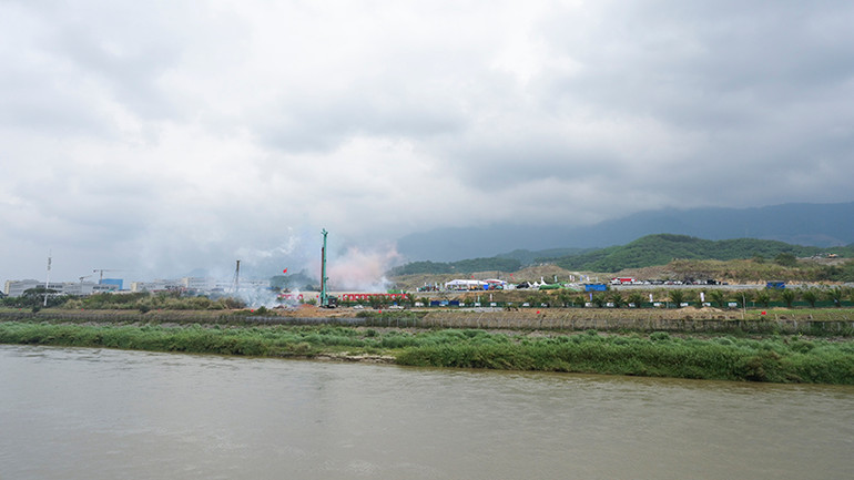 Lễ khởi công xây dựng bên phía Trung Quốc.