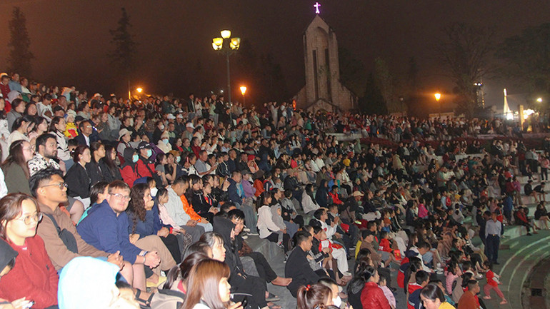 Đông đảo du khách trong nước và Quốc tế theo dõi đêm khai mạc.