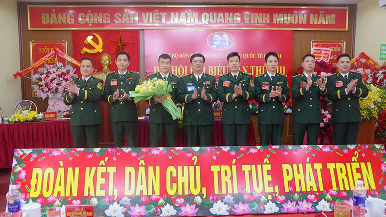 Đại tá Nguyễn Phi Khanh, Chỉ huy trưởng Bộ đội Biên phòng tỉnh Lào Cai tặng hoa chúc mừng Ban Chấp hành Đảng bộ Đồn Biên phòng Cửa khẩu quốc tế Lào Cai nhiệm kỳ 2025-2030. Đại tá Nguyễn Phi Khanh, Chỉ huy trưởng Bộ đội Biên phòng tỉnh Lào Cai tặng hoa chúc mừng Ban Chấp hành Đảng bộ Đồn Biên phòng Cửa khẩu quốc tế Lào Cai nhiệm kỳ 2025-2030.