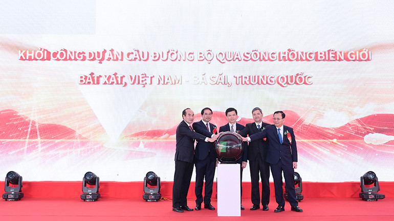 Các đại biểu bấm nút khởi động Dự án.