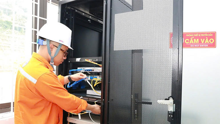 Công nhân Điện lực Lào Cai kiểm tra, vận hành thiết bị truyền dẫn điện Công nhân Điện lực Lào Cai kiểm tra, vận hành thiết bị truyền dẫn điện
