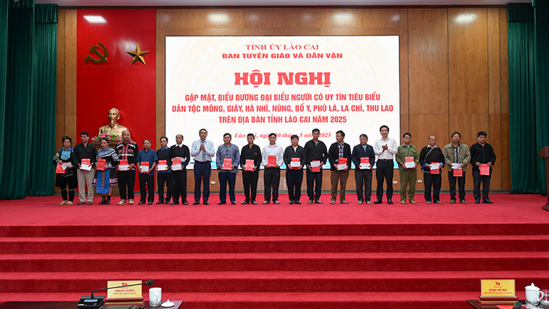 Tặng quà cho các đại biểu người có uy tín trong đồng bào dân tộc thiểu số.