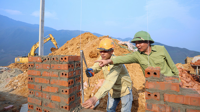 Ông Đinh Xuân Hà, Chỉ huy trưởng công trường, chia sẻ: “Chúng tôi xác định đây là nhiệm vụ chính trị quan trọng. Bà con mất mát nhiều sau thiên tai, nên dù là ngày lễ, anh em vẫn tình nguyện ở lại công trường. Mỗi viên gạch đặt xuống đều mang theo trách nhiệm và tình cảm của người lính đối với nhân dân”. Ông Đinh Xuân Hà, Chỉ huy trưởng công trường, chia sẻ: “Chúng tôi xác định đây là nhiệm vụ chính trị quan trọng. Bà con mất mát nhiều sau thiên tai, nên dù là ngày lễ, anh em vẫn tình nguyện ở lại công trường. Mỗi viên gạch đặt xuống đều mang theo trách nhiệm và tình cảm của người lính đối với nhân dân”.
