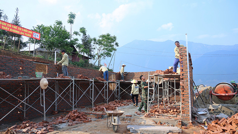 Dù khó khăn nhưng đơn vị thi công vẫn quyết tâm đẩy nhanh tiến độ, phấn đấu bàn giao nhà cho người dân trước ngày 30/6/2025. Dù khó khăn nhưng đơn vị thi công vẫn quyết tâm đẩy nhanh tiến độ, phấn đấu bàn giao nhà cho người dân trước ngày 30/6/2025.