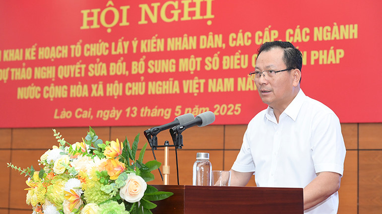 Đồng chí Hoàng Quốc Khánh, Phó Chủ tịch Thường trực Ủy ban nhân dân tỉnh Lào Cai phát biểu tại Hội nghị.