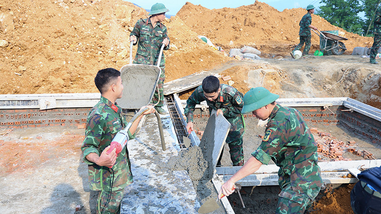 Mặc dù đang trong những ngày nghỉ lễ 30/4-1/5 nhưng những người lính thợ vẫn hăng say lao động. Mặc dù đang trong những ngày nghỉ lễ 30/4-1/5 nhưng những người lính thợ vẫn hăng say lao động.