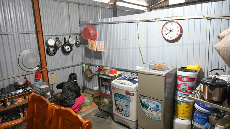 Nơi tạm cư chật chội, bất tiện nên gia đình bà Viên Thị Luân mong muốn sớm được trở về nhà. Nơi tạm cư chật chội, bất tiện nên gia đình bà Viên Thị Luân mong muốn sớm được trở về nhà.