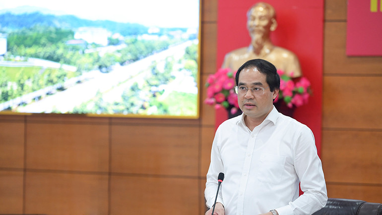 Đồng chí Trịnh Xuân Trường, Bí thư Tỉnh ủy, Chủ tịch Ủy ban nhân dân tỉnh Lào Cai phát biểu.