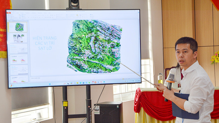 Đại diện các cơ quan chuyên môn giải thích với người dân về phương án thi công.