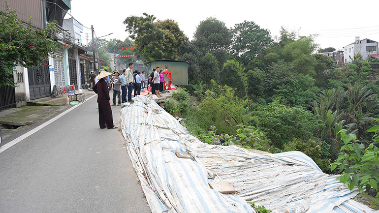 Người dân phấn khởi khi dự án kè được triển khai.