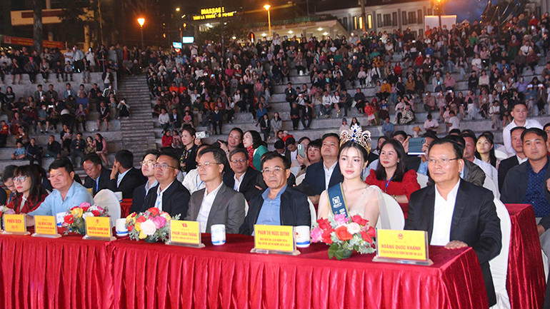 Các đại biểu tham dự khai mạc Lễ hội mùa hè Sa Pa 2025.