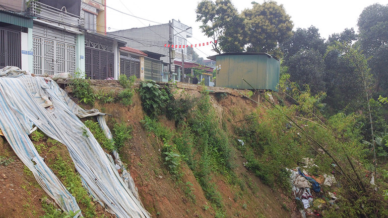Hiện nay mùa mưa sắp đến, nguy cơ xảy ra sạt trượt lớn cả khu vực rất cao, nếu không khắc phục kịp thời sẽ có nhiều khả năng gây thiệt hại đến tính mạng, tài sản của người dân.