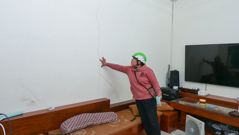 Căn nhà của gia đình bà Nguyễn Thị Huệ bị nhiều vết nứt trên tường và phía trước nhà.