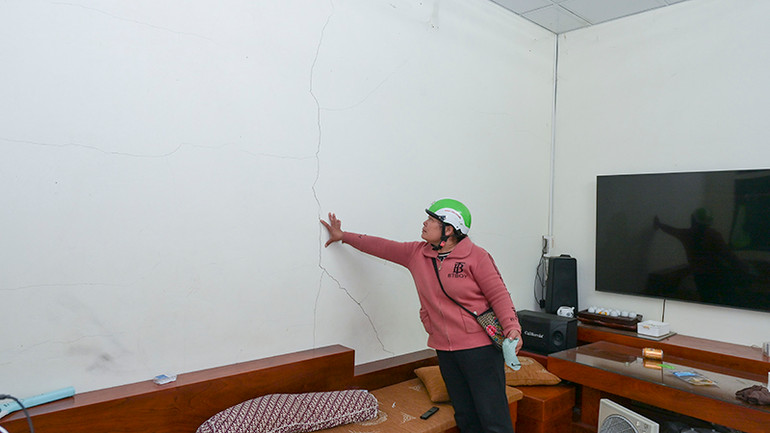 Ngôi nhà của gia đình chị Nguyễn Thị Huệ bị nhiều vết nứt không bảo đảm an toàn. Ngôi nhà của gia đình chị Nguyễn Thị Huệ bị nhiều vết nứt không bảo đảm an toàn.