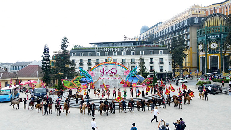 Nhiều tiết mục văn hóa, văn nghệ đậm đà bản sắc được tổ chức trong dịp nghỉ lễ.