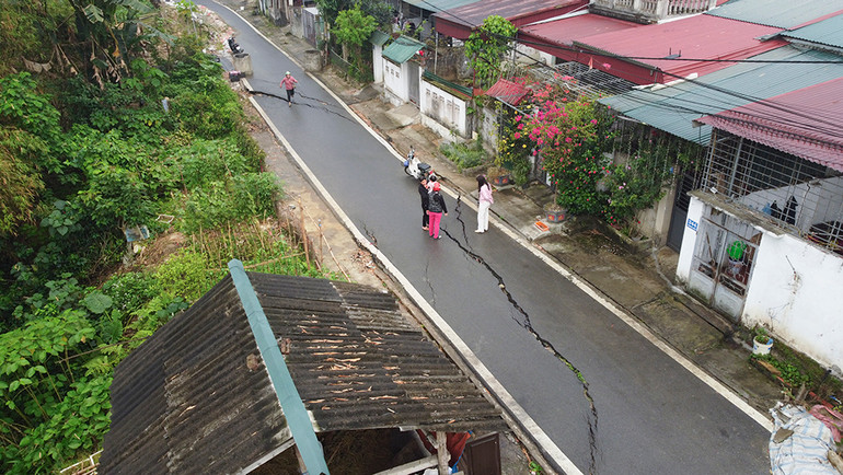 Tuyến đường 23/9 phía trước nhà các hộ dân cũng bị sụt lún, nứt nghiêm trọng.