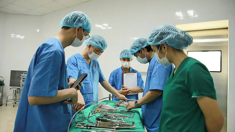 Thẩm định các dụng cụ y tế thực hiện cho việc lấy, ghép thận. Thẩm định các dụng cụ y tế thực hiện cho việc lấy, ghép thận.