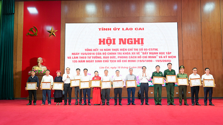 Khen thưởng các tập thể, cá nhân cá tiêu biểu trong học tập và làm theo tư tưởng, đạo đức, phong cách Hồ Chí Minh.
