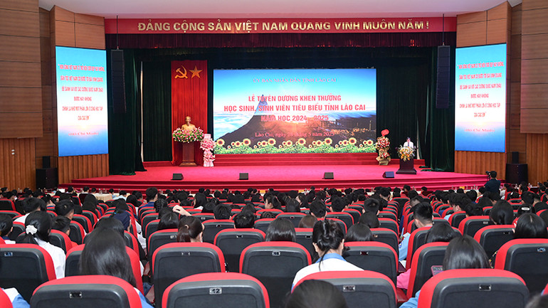 Quang cảnh lễ tuyên dương, khen thưởng học sinh, sinh viên tiêu biểu năm học 2024-2025.