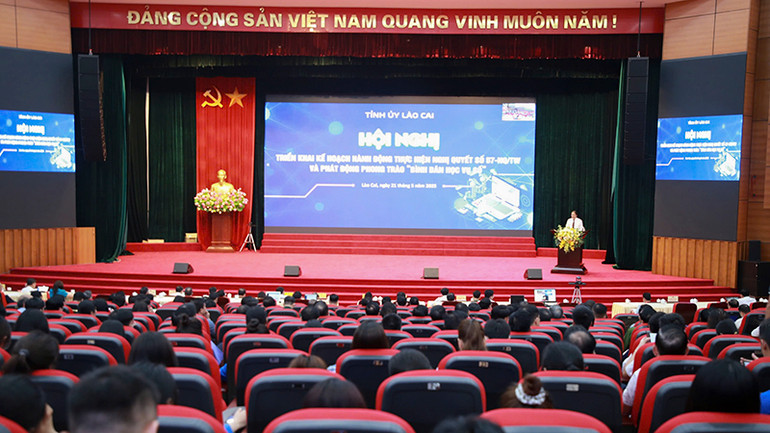 Quang cảnh hội nghị triển khai kế hoạch hành động thực hiện Nghị quyết số 57-NQ/TW và phát động phong trào “Bình dân học vụ số” tại Lào Cai.