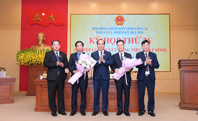 Các đồng chí lãnh đạo Hội đồng nhân dân tỉnh tặng hoa chúc mừng đồng chí Nguyễn Thành Sinh và Trần Minh Sáng. Các đồng chí lãnh đạo Hội đồng nhân dân tỉnh tặng hoa chúc mừng đồng chí Nguyễn Thành Sinh và Trần Minh Sáng.