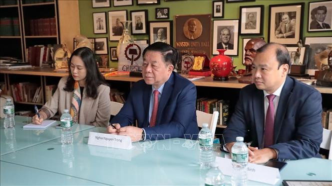 Trưởng Ban Tuyên giáo Trung ương Nguyễn Trọng Nghĩa làm việc với ban lãnh đạo Đảng Cộng sản Mỹ.