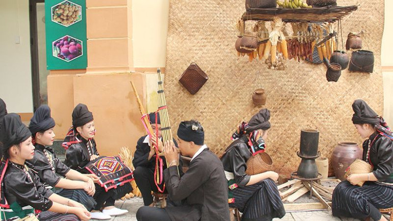 Thông qua các hoạt động văn hóa trong dịp lễ, Tết, tỉnh Sơn La đã lồng ghép được việc trưng bày không gian văn hóa của đồng bào các dân tộc, tạo điểm nhấn về du lịch. Thông qua các hoạt động văn hóa trong dịp lễ, Tết, tỉnh Sơn La đã lồng ghép được việc trưng bày không gian văn hóa của đồng bào các dân tộc, tạo điểm nhấn về du lịch.