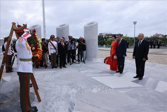 Tổng Bí thư, Chủ tịch nước Tô Lâm và Phu nhân đặt hoa tưởng niệm Anh hùng dân tộc Cuba Jose Marti.