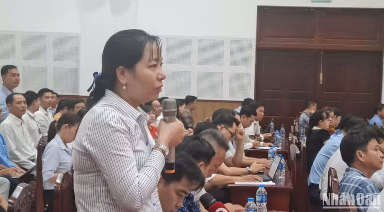 Cử tri tham gia phát biểu ý kiến, kiến nghị tại cuộc tiếp xúc cử tri. (Ảnh: PHÙNG DŨNG) Cử tri tham gia phát biểu ý kiến, kiến nghị tại cuộc tiếp xúc cử tri. (Ảnh: PHÙNG DŨNG)