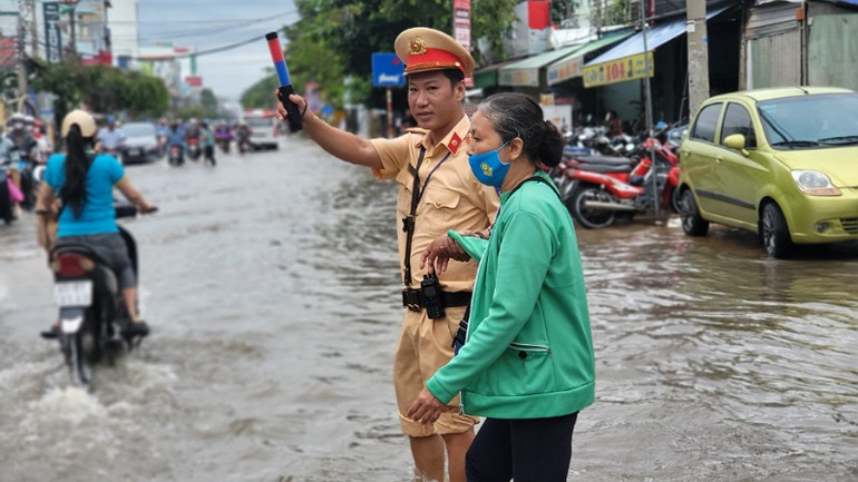 Vào thời điểm ngập sâu, Công an thành phố Cần Thơ bố trí lực lượng túc trực, hỗ trợ người dân và phương tiện lưu thông an toàn.