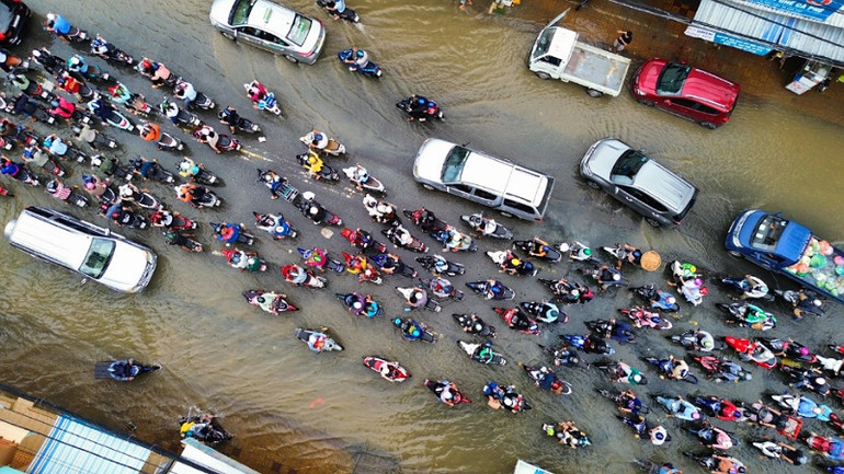 Có nhiều nguyên nhân gây ngập lụt nội thành phố Cần Thơ, trong đó có triều Biển Đông, địa hình thấp và do đô thị hóa làm giảm khả năng tiêu thoát nước.