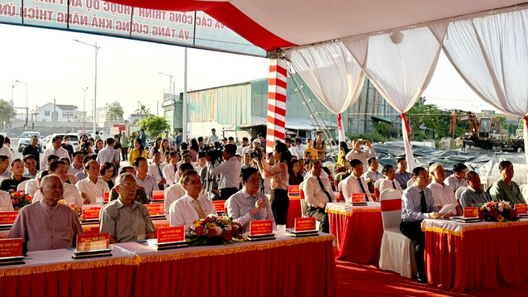 Lãnh đạo thành phố Cần Thơ, đại biểu tham dự lễ thông xe kỹ thuật cầu Trần Hoàng Na.