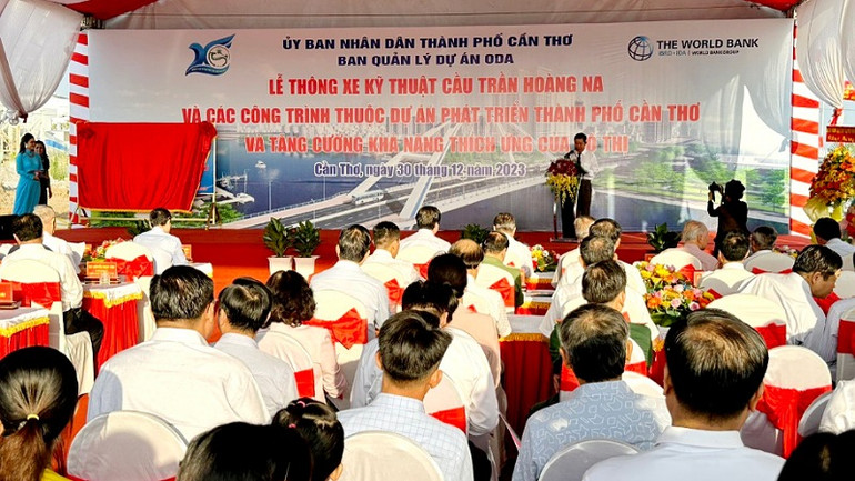 Quang cảnh lễ thông xe cầu Trần Hoàng Na.