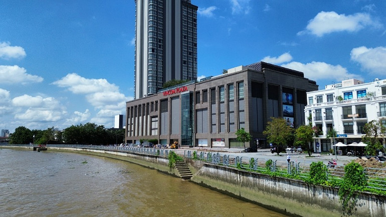 Một đoạn kè sông Cần Thơ trong tổng số 6,1km kè dọc tuyến sông này để bảo vệ vùng lõi trung tâm quận Ninh Kiều khỏi nguy cơ ngập úng.