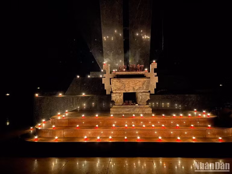 Đài tưởng niệm Liệt sĩ tại Nghĩa trang Liệt sĩ huyện Đức Cơ, tỉnh Gia Lai. Đài tưởng niệm Liệt sĩ tại Nghĩa trang Liệt sĩ huyện Đức Cơ, tỉnh Gia Lai.