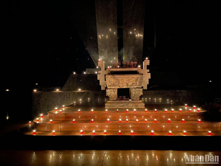 Đài tưởng niệm Liệt sĩ tại Nghĩa trang Liệt sĩ huyện Đức Cơ, tỉnh Gia Lai. Đài tưởng niệm Liệt sĩ tại Nghĩa trang Liệt sĩ huyện Đức Cơ, tỉnh Gia Lai.