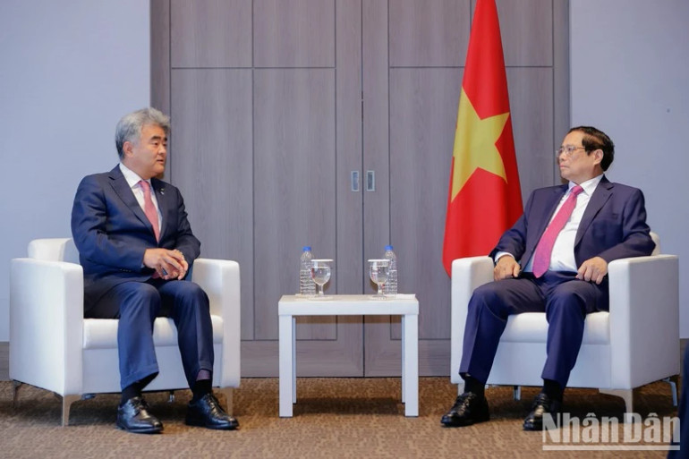 Thủ tướng Phạm Minh Chính tiếp lãnh đạo Tập đoàn Daewoo E&C. (Ảnh: NHẬT BẮC)