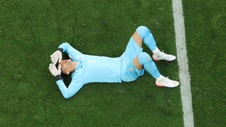Thủ môn Alireza Beiranvand của Iran bị chấn thương trong trận đấu với đội tuyển Anh. (Ảnh: CNN/Getty Image)
