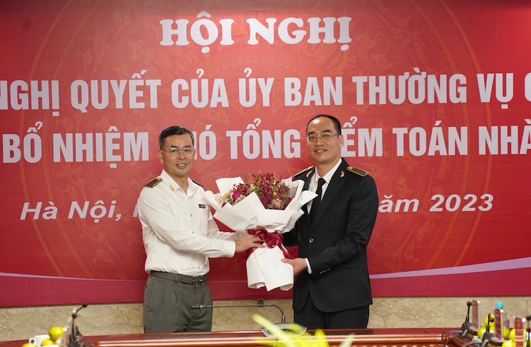 Tổng Kiểm toán Nhà nước Ngô Văn Tuấn tặng hoa chúc mừng tân Phó Tổng Kiểm toán Nhà nước Bùi Quốc Dũng.