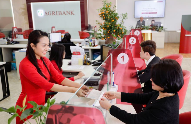 Agribank xác định "Khách hàng là trung tâm" là phương châm cốt lõi trong chiến lược phát triển sản phẩm dịch vụ. Agribank xác định "Khách hàng là trung tâm" là phương châm cốt lõi trong chiến lược phát triển sản phẩm dịch vụ.