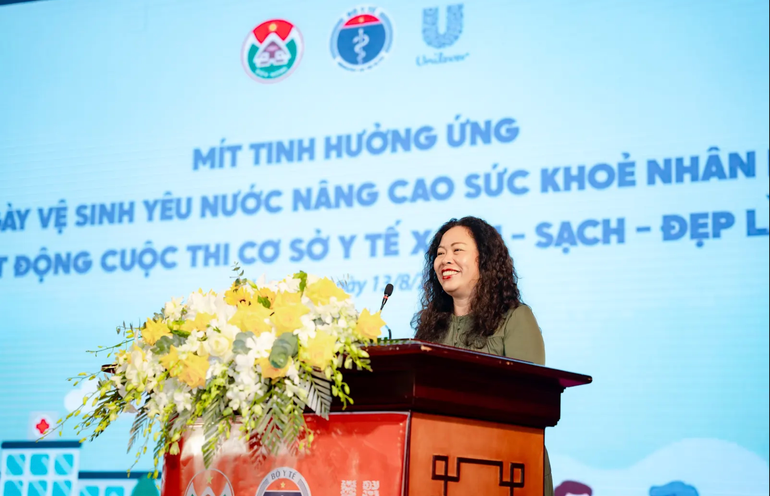 Bà Nguyễn Thị Bích Vân, Tổng Giám đốc Quốc gia của Unilever Việt Nam phát biểu tại buổi lễ mít-tinh.