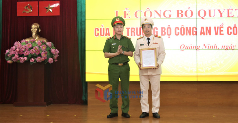 Đồng chí Thiếu tướng Nguyễn Ngọc Lâm, Thứ trưởng Công an, trao quyết định của Bộ trưởng Công an cho Đại tá Trần Văn Phúc.