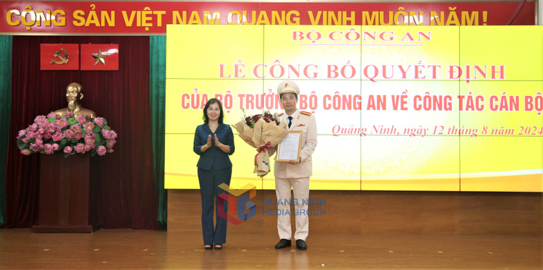 Đồng chí Trịnh Thị Minh Thanh, Phó Bí thư Thường trực Tỉnh ủy, trao quyết định của Ban thường vụ Tỉnh ủy Quảng Ninh, chỉ định Đại tá Trần Văn Phúc, Giám đốc Công an tỉnh, tham gia Ban Chấp hành, Ban Thường vụ và giữ chức vụ Bí thư Đảng ủy Công an tỉnh Quảng Ninh nhiệm kỳ 2020-2025.